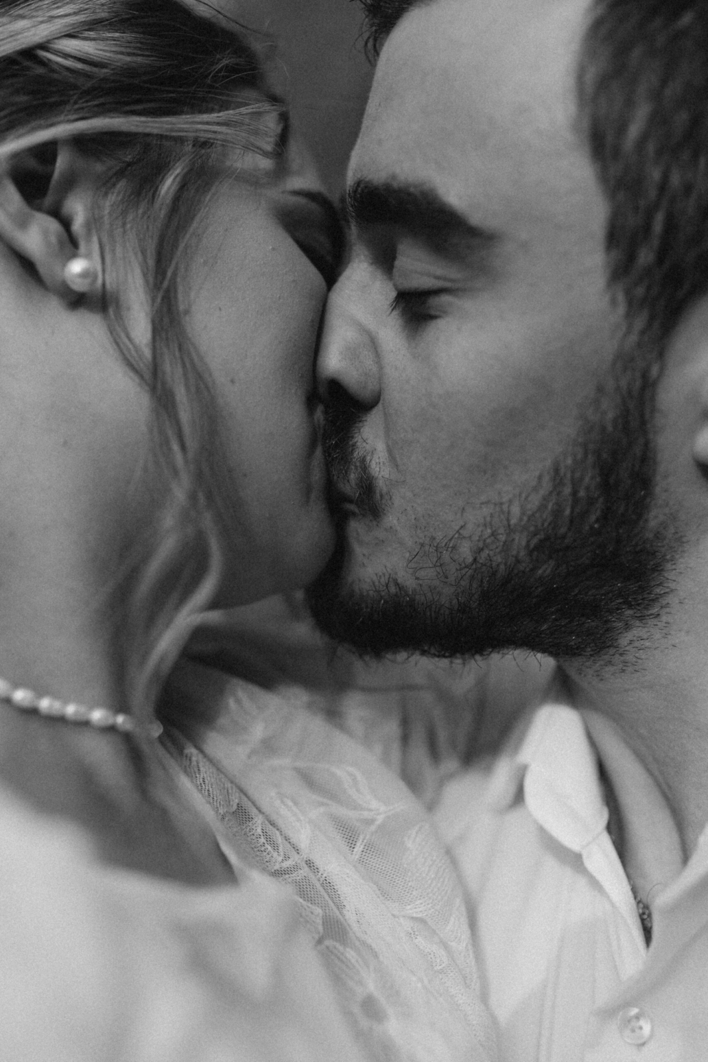 intimate wedding pictures - film like story telling authentic wedding emotional moments in noord holland